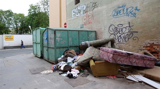 V ulicích brněnského Bronxu se hromadí odpadky a výjimečné nejsou ani nelegální skládky, jako třeba tato v Bratislavské ulici (6. května 2015).