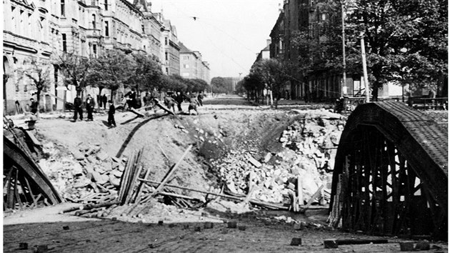 Jeden z mostů, který při ústupu z Olomouce v květnu 1945 zničil wehrmacht. Tento stál na dnešní Masarykově třídě, jde o pohled směrem k hlavnímu nádraží. Nacistům u něj selhaly připravené nálože, rozstříleli ho proto děly.