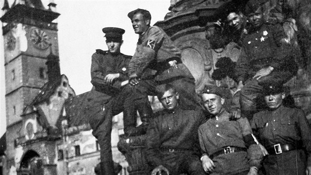 Vojáci Rudé armády po osvobození Olomouce pózují na Sloupu Nejsvětější Trojice v srdci města. (květen 1945)