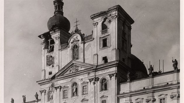 Poškozena byla při osvobozování Olomouce také bazilika na Svatém Kopečku. Chrám začal po zásahu v neděli 6. května 1945 dokonce hořet, hasičům pomohl déšť.