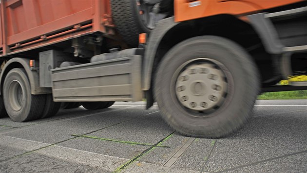 idii to ani nemus zaregistrovat, e na kraji Velkho Mezi pejeli pes takzvanou dynamickou vhu. Ta odele data o zaten automobilu a jeho nprav na odbor dopravy mstskho adu. A odtud pak majiteli vozu me pijt rovnou sloenka na zaplacen nkolikatiscov pokuty.