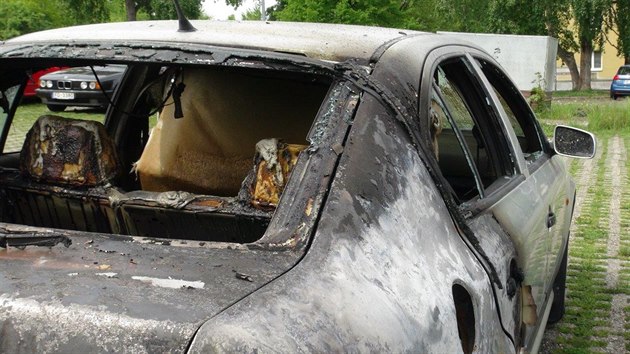 Policie na Spoilov nala shoel auto. Ohe pokodil i ti dal auta, kter byla zaparkovan v blzkosti shoel Octavie.