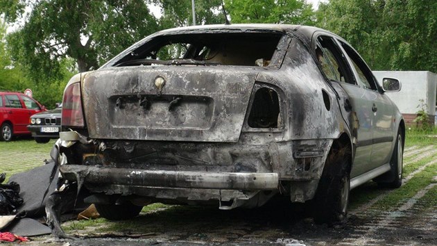 Policie na Spoilov nala shoel auto. Ohe pokodil i ti dal auta, kter byla zaparkovan v blzkosti shoel Octavie.