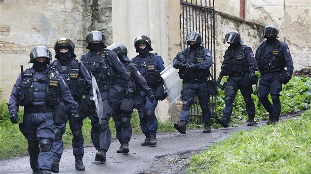 Zsah policist proti neoprvnnmu uvn usedlosti Cibulka v praskch Koch. (6.5.2015)