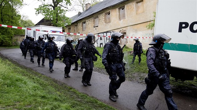 Zsah policist proti neoprvnnmu uvn usedlosti Cibulka v praskch Koch. (6.5.2015)