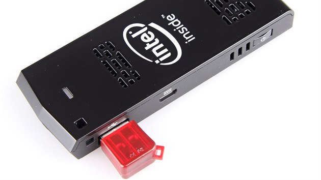 USB port nejčastěji poslouží pro připojení bezdrátového setu myši a klávesnice. Je to však klasické USB, připojit můžete, co chcete.
