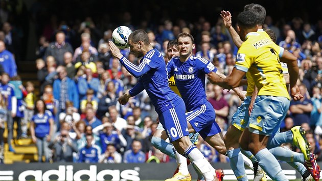 Eden Hazard z Chelsea skóruje proti Crystal Palace.