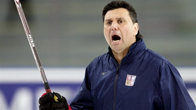 Trenér Vladimír Rika na tréninku eské hokejové reprezentace.