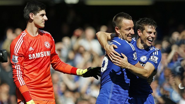 Thibaut Courtois, John Terry a Cesar Azpilicueta z Chelsea slav zisk anglickho titulu.