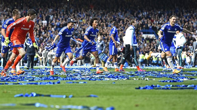 Fotbalist Chelsea slav zisk anglickho titulu.
