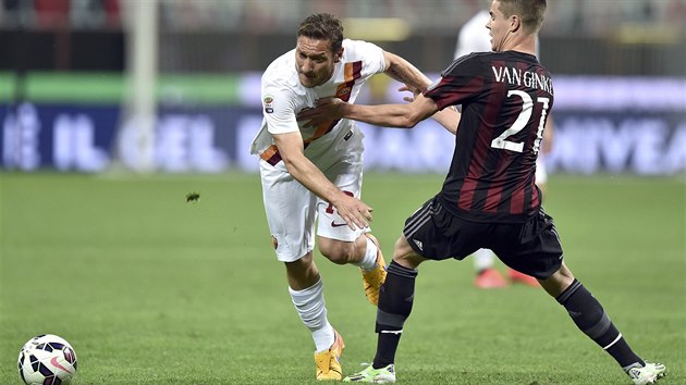 Marco van Ginkel  z AC Miln (vpravo) a Francesco Totti z AS m bojuj o m.