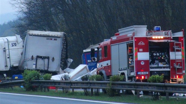 Nehoda dvou kamion uzavela dlnici D5 na 6. kilometru od Prahy. (1.5.2015)