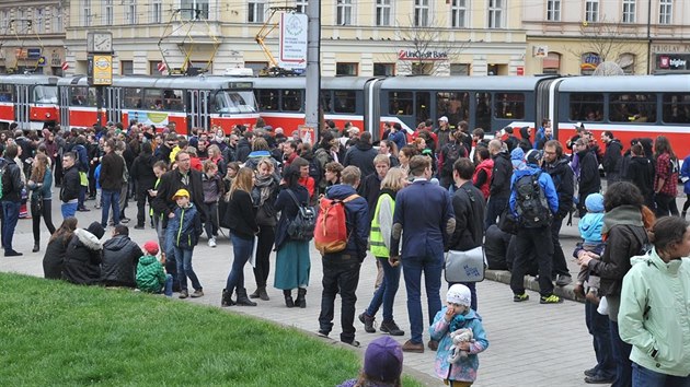 Na Malinovskho nmst v Brn se sela tiscovka lid, aby blokovala pochod Dlnick mldee mstem. (1.5.2015)