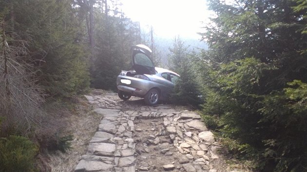 Auto nad Kov�rnou v Ob��m dole (4.5.2015).