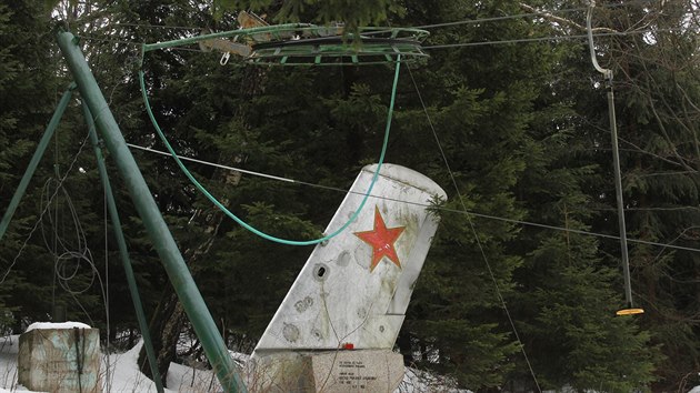 Letecké neštěstí ve Zdobnici připomíná bizarní pomník křídla s rudou hvězdou u lyžařského vleku (10. 4. 2015).