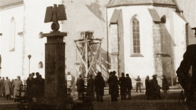 Snmn zvon z kostela svatho Vavince v Nchod v beznu 1942. Zvony mly slouit vlenm elm, putovaly pes Prahu do Hamburku.