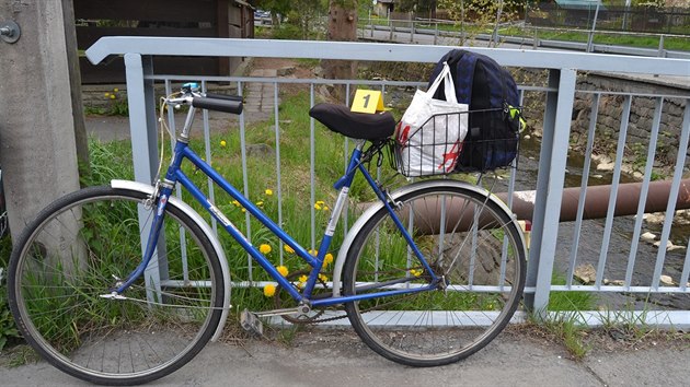 Dvaaedestilet cyklistka nedala pednost o sedm let starmu mui.