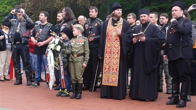 Na pietn akci k uctn obt druh svtov vlky pijeli i motorki z ad Nonch vlk.