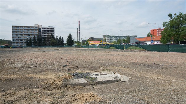 Pozemek pro stavbu hypermarketu v těsné blízkosti bytové zástavby už má Kaufland připravený.