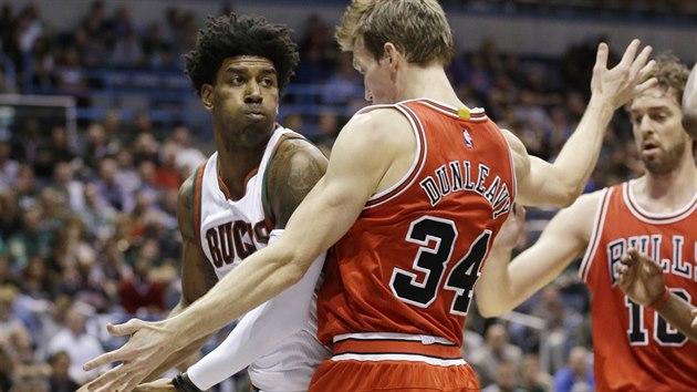 Chicagsk basketbalista Mike Dunleavy brn  O.J. Maya z Milwaukee Bucks.