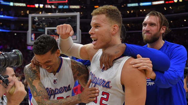 Basketbalist Los Angeles Clippers (zleva) Matt Barnes, Blake Griffin a Spencer Hawes se raduj z postupu do 2. kola play-off NBA: