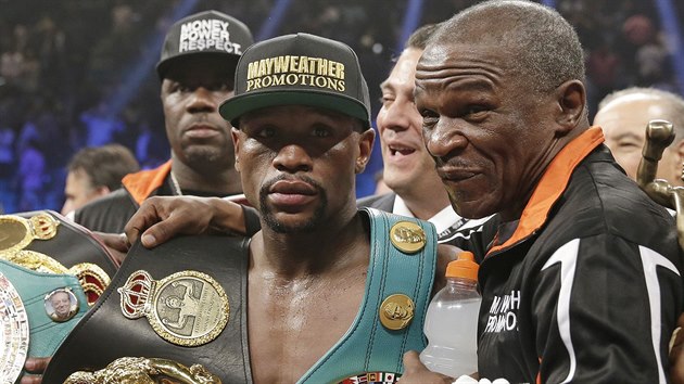 Floyd Mayweather Jr. s pásy pro mistra svta ve velterové váze organizací WBA,...