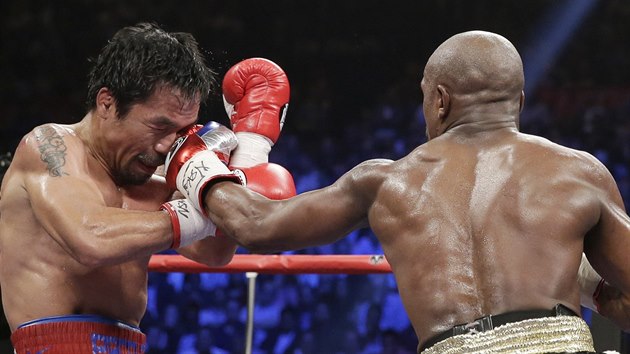 Floyd Mayweather Jr. (vpravo) a Manny Pacquiao v souboji o titul mistra svta ve velterov vze organizac WBA, WBC a WBO.