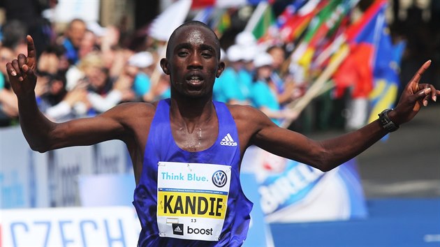 Kean Felix Kandie probj vtzn clem Praskho maratonu.