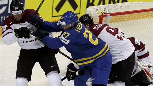 vdsk hokejista  Jimmie Ericsson (uprosted) bojuje ped lotyskou brankou s Aleksandrsem Jerofejevsem (vlevo).