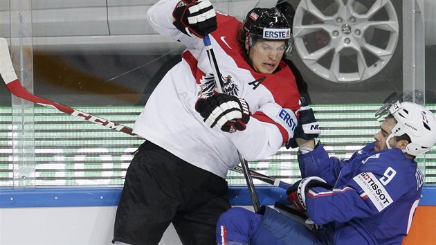 Rakousk hokejista Brian Lebler (vlevo) atakuje   Damiena Fleuryho z Francie.