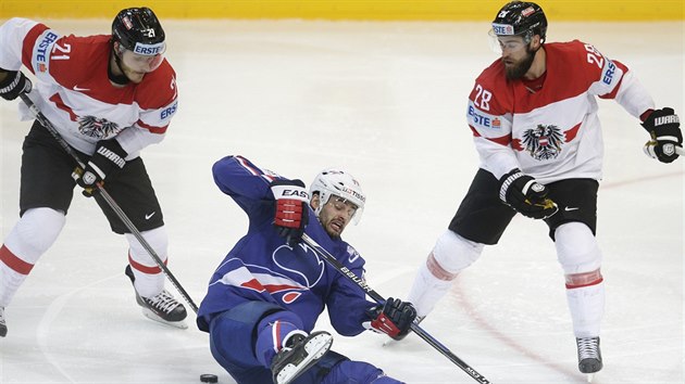 Francouzsk hokejista Sacha Treille (uprosted) el rakousk pesile v podn Manueal Geiera (vlevo) a Martina Schumniga.