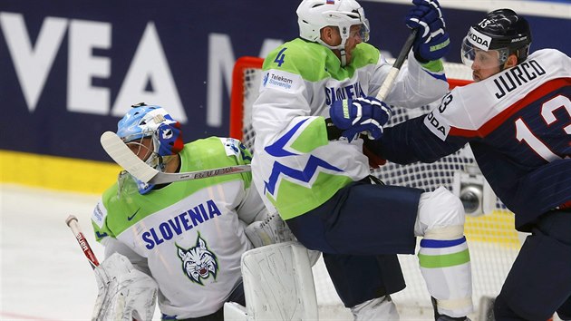 Slovensk hokejista Tom Juro (vpravo) se sna protlait pes brncho Andreje Tavrlja ped slovinskho glmana Jna Laca.
