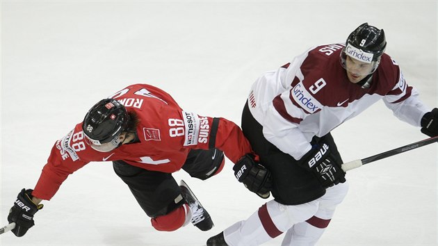 Lotysk hokejista Krisjanis Redlihs (vpravo) sleduje pd vcara Kevina Romyho.