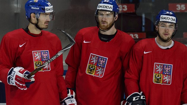 Dominik Simon (vpravo) na stedenm trninku spolu s Janem Kolem (vlevo) a Jakubem Nakldalem.