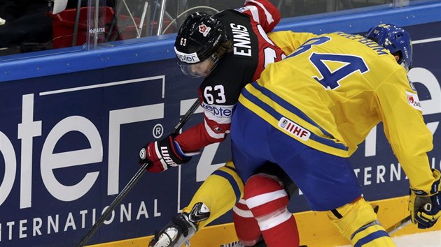 Švédský hokejista Oscar Klefbom (vpravo) se snaží zastavit Kanaďana Tylera Ennise.