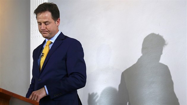 Šéf liberálních demokratů Nick Clegg oznamuje svou rezignaci (8. května 2015)