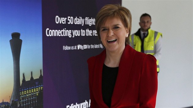 Po volbch m fka separatistick Skotsk nrodn strany (SNP) Nicola Sturgeonov dvod k smvu. V ptek se vydala z letit v Edinburghu na jednn do Londna.