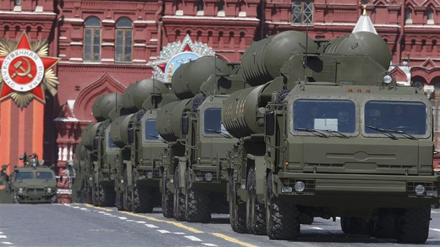 Protiletadlov raketov komplet S-400 Triumf (v kdovn NATO SA-21 Growler) na vojensk pehldce v Moskv (9.kvtna 2015).
