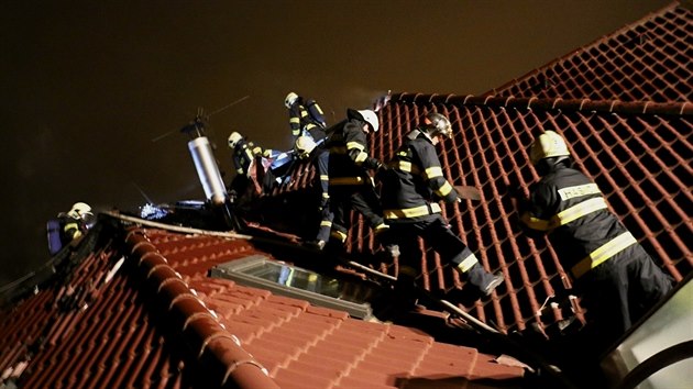 Hasičům se podařilo požár střechy olomouckého domu rychle dostat pod kontrolu, i tak ale napáchal škody za zhruba půl milionu korun.