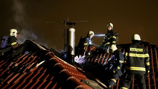 Hasičům se podařilo požár střechy olomouckého domu rychle dostat pod kontrolu, i tak ale napáchal škody za zhruba půl milionu korun.