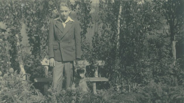 Historická fotografie mladého Milana Koláře s vlčákem, kterého dostal od kuchaře "Vasila".
