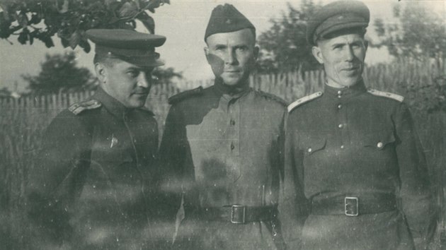 Historická fotografie kompletní sovětské návštěvy u rodiny Milana Koláře v Náměšti na Hané - vlevo politruk, uprostřed kuchař "Vasil" a vpravo lékař.