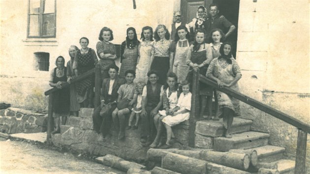 Po tragédii bydleli Javoříčtí i v místní škole, která jako jedna z mála budov přežila brutální řádění jednotek SS.