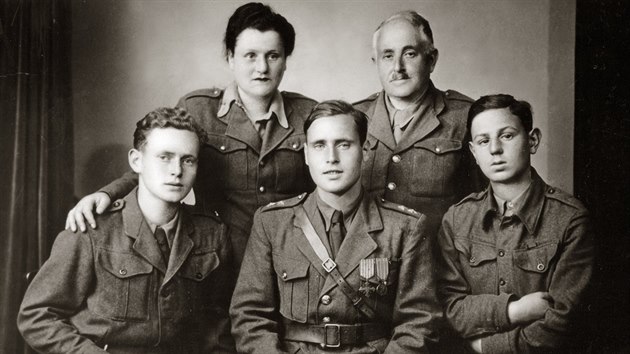 Celá rodina Rausnitzových ve vojenských uniformách československé zahraniční armády. Paul Rausnitz je zcela vpravo, zleva jeho bratři Egon a Walter a nahoře rodiče.