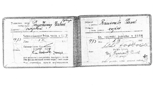 Vojenskou knížku vojína Paula Rausnitze z 2. světové války zdobí osobní podpis pozdějšího generála Ludvíka Svobody.