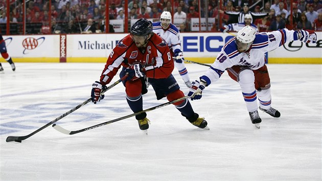 Alexandr Ovekin (vlevo) z Washingtonu si kryje puk ped Markem Staalem z NY Rangers.