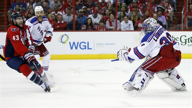 Henrik Lundqvist, brank NY Rangers, vyhazuje puk v utkn s Washingtonem.