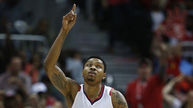 Kent Bazemore z Atlanty slav svou trojku do koe Washingtonu.