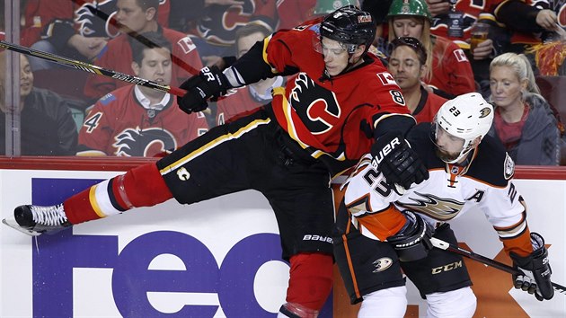 Francois Beauchemin (vpravo) z Anaheimu a Joe Colborne z Calgary po souboji u mantinelu.