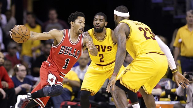 Derrick Rose (vlevo) z Chicaga m ke koi Clevelandu kolem Kyrieho Irvinga (uprosted) a LeBrona Jamese.